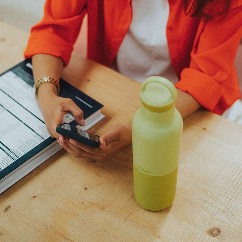 daily-on-the-go-set-u4 20oz_rise_classic_insulated_bottle_acacia_worker_phone_square.jpg